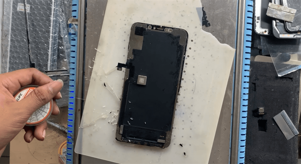 Nguy cơ mất tính năng Face ID và cảm ứng không ổn định