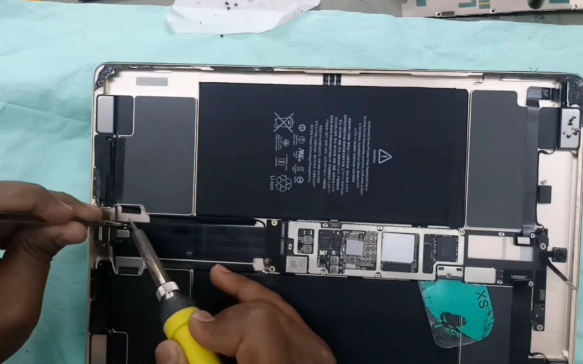 Nguyên nhân khiến chân sạc iPad Pro 12.9 bị hỏng