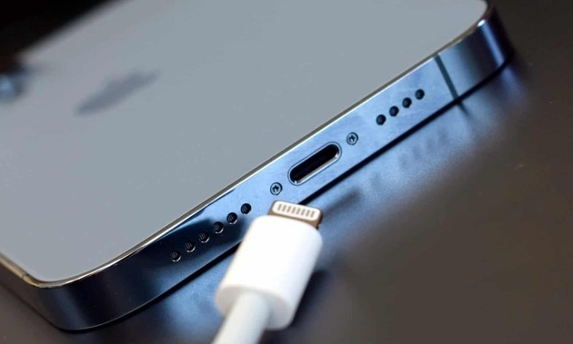 Tại sao cần thay chân sạc iPhone 14 Plus