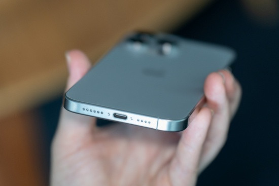 Tại sao nên thay chân sạc iPhone 15 Pro