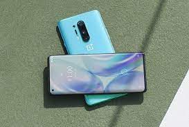 Camera của OnePlus 8 Pro 5G nhìn xuyên qua các vật thể bằng nhựa