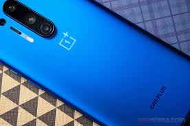 Camera trên OnePlus 8 Pro 5G có thể nhìn xuyên qua các vật thể bằng nhựa.