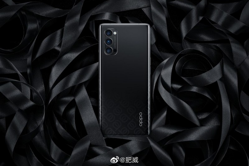 Oppo Reno 4 Pro với hai tuỳ chọn màu Trắng và Đen nổi bần bật với mặt lưng trơn không một hoa văn hoạ tiết nào.