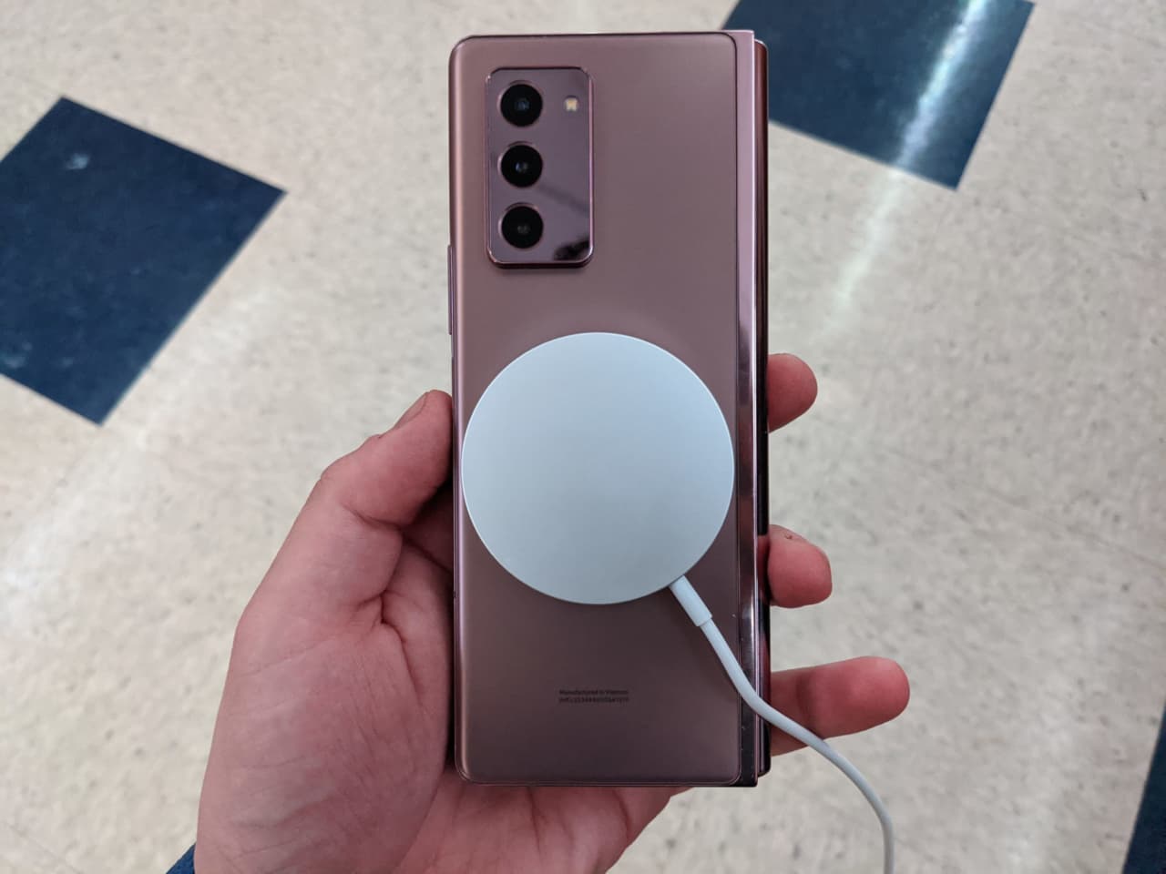 Tính năng sạc không dây trên iPhone 12 có thể tương thích với nhiều smartphone Android như Samsung Galaxy Z Fold 2 hay Google Pixel 5