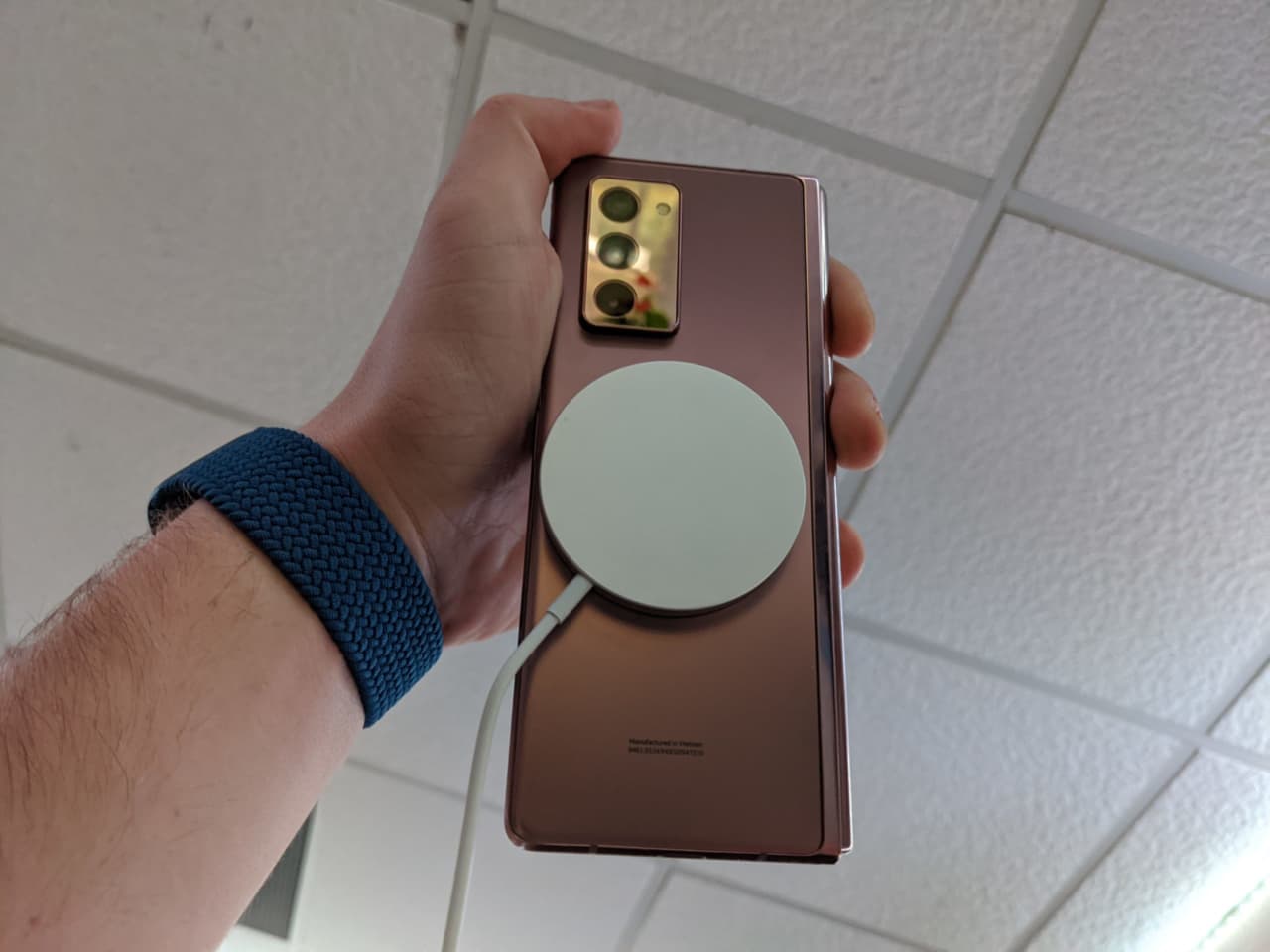 Tính năng sạc không dây trên iPhone 12 có thể tương thích với nhiều smartphone Android như Samsung Galaxy Z Fold 2 hay Google Pixel 5