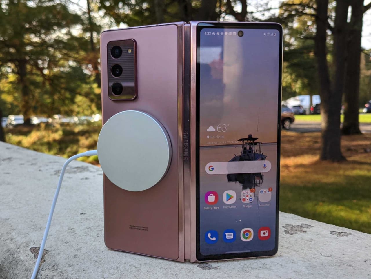 Tính năng sạc không dây trên iPhone 12 có thể tương thích với nhiều smartphone Android như Samsung Galaxy Z Fold 2 hay Google Pixel 5