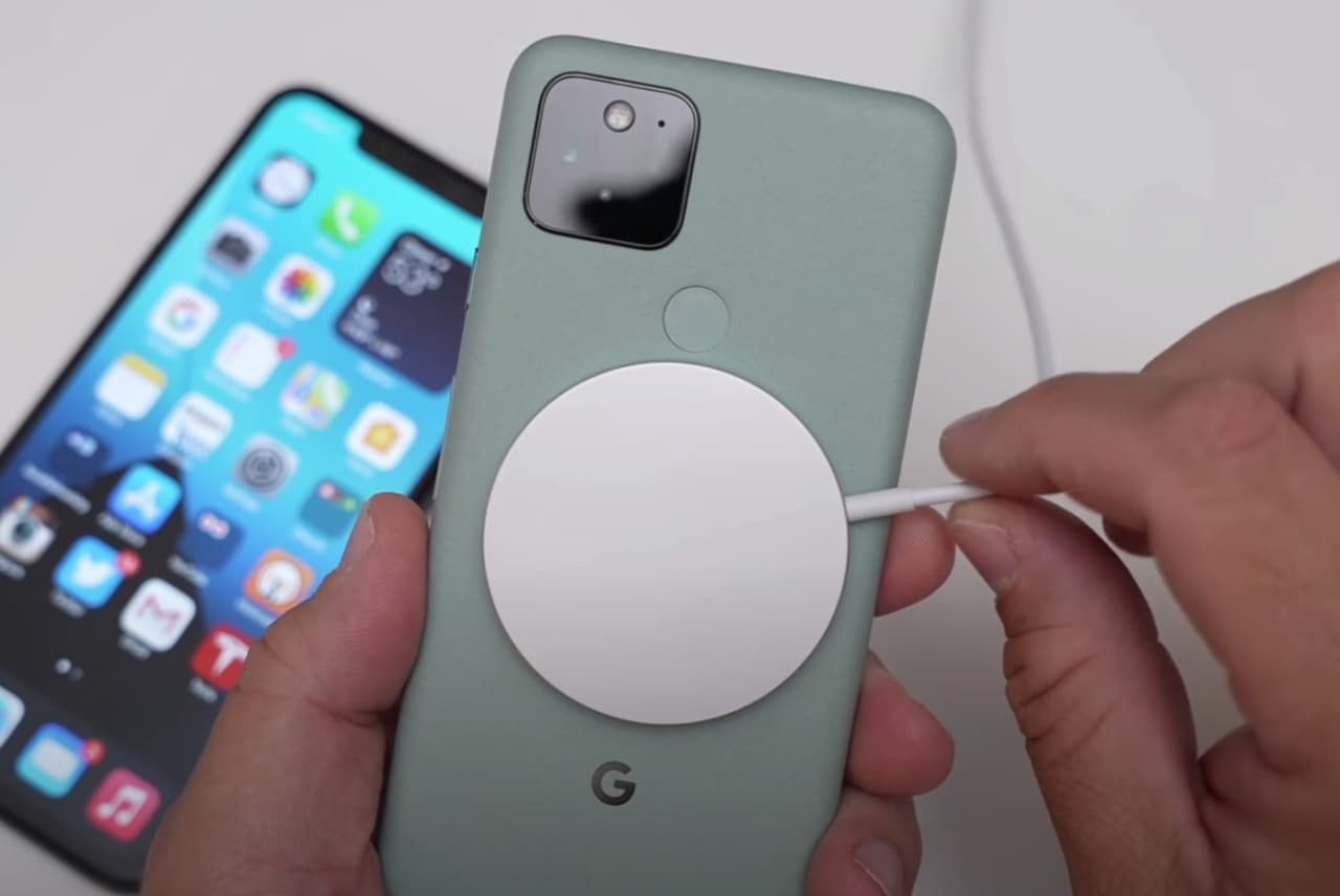 Tính năng sạc không dây trên iPhone 12 có thể tương thích với nhiều smartphone Android như Samsung Galaxy Z Fold 2 hay Google Pixel 5
