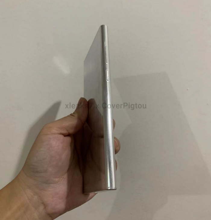 Xuất hiện phiên bản mô hình của Galaxy S22 Ultra - Clickbuy