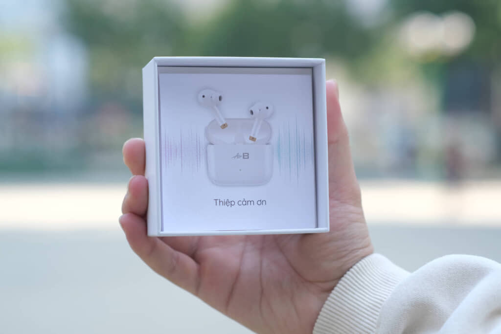 Trong hộp AirB có chữ ký cám ơn của CEO BKAV - Clickbuy