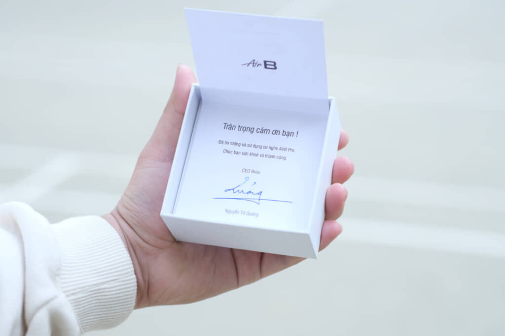 Trong hộp AirB có chữ ký cám ơn của CEO BKAV - Clickbuy