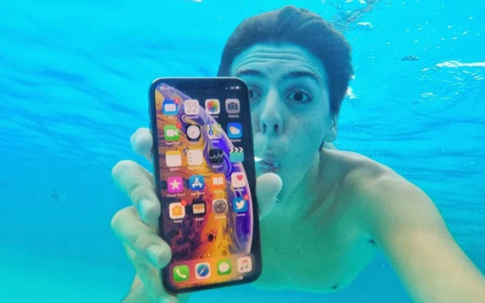Chuyện thật như đùa: sau 10 tháng ngâm dưới nước iPhone vẫn sống? - Clickbuy