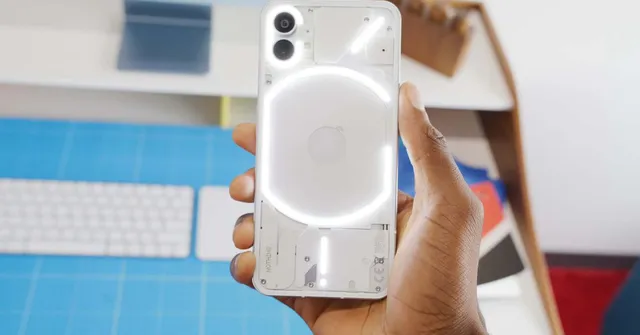 Smartphone này có thiết kế mặt lưng cực chất với đèn LED - Clickbuy