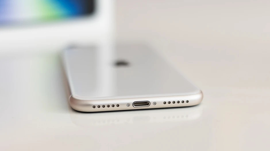 Tạm biệt Lightning: USB-C là bắt buộc với điện thoại tại Châu Âu từ năm 2024 - Clickbuy