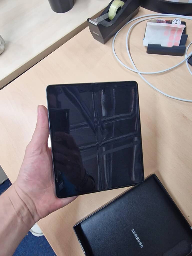 Rò rỉ hình ảnh thực tế Samsung Galaxy Z Fold4 - Clickbuy