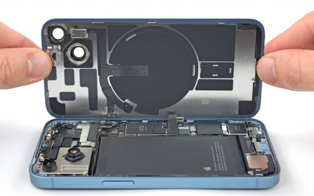 Cận cảnh chiếc iPhone dễ sửa chữa nhất quả đất - Clickbuy