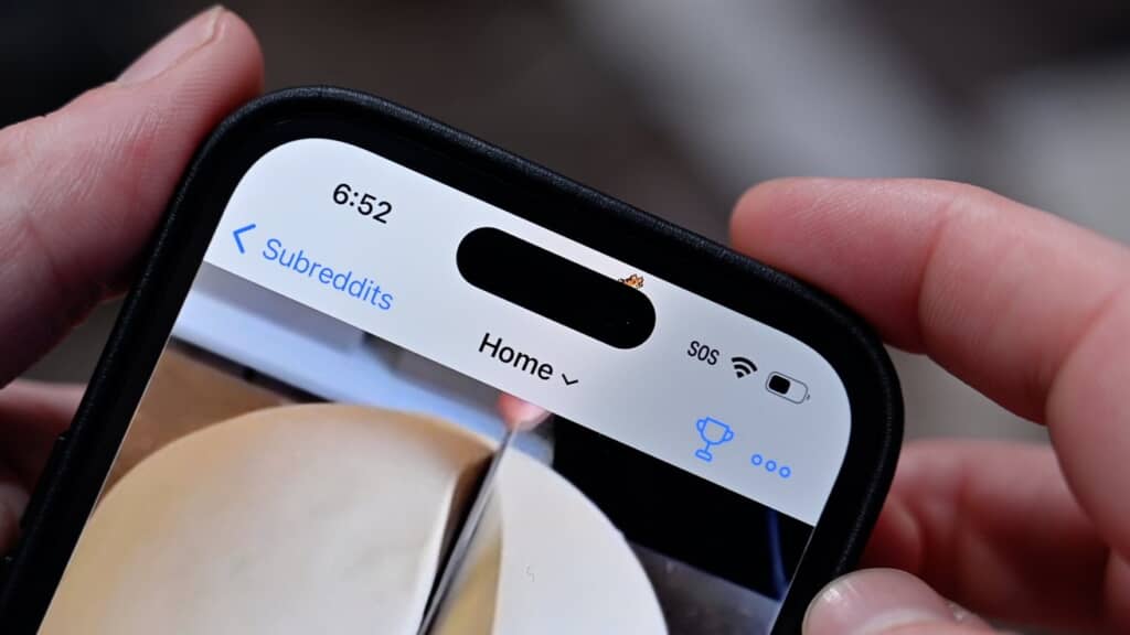 Tính năng Dynamic Island biến iPhone 14 Pro thành sở thú - Clickbuy