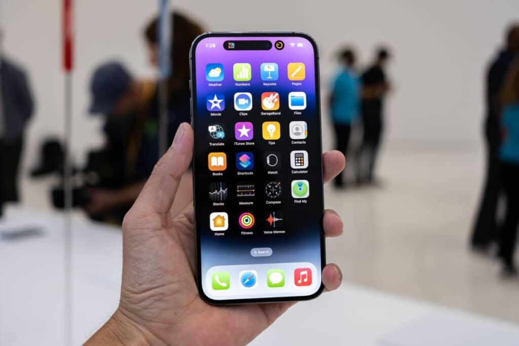 Người dùng iPhone 14 Pro và 13 đang gặp phải sự cố màn hình bị đơ, màn hình xanh khi cập nhật lên iOS 16.1 - Clickbuy