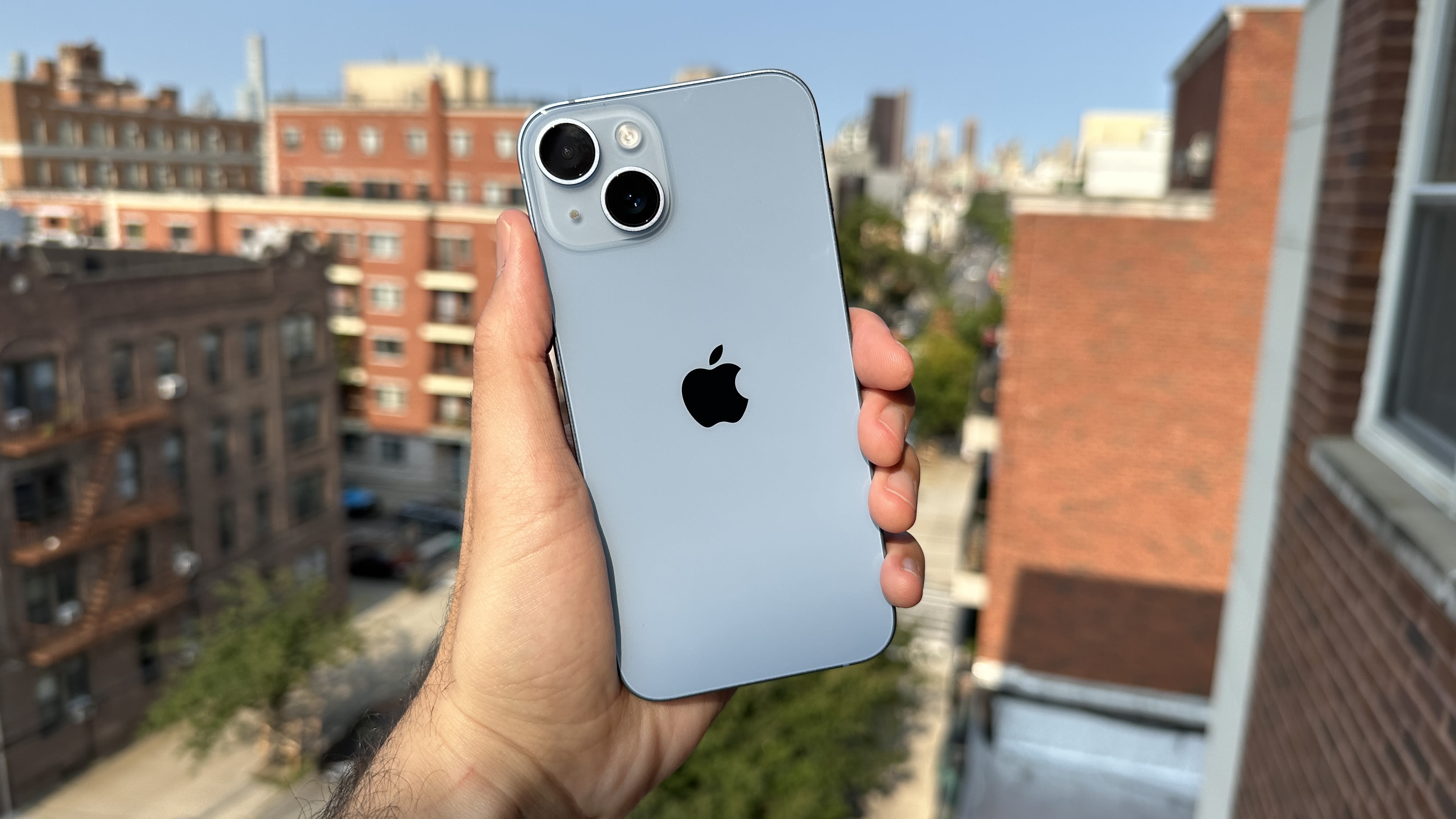 Nhiều người dùng iPhone 14 ghi nhận sự cố tự khởi động máy nhiều lần trong ngày