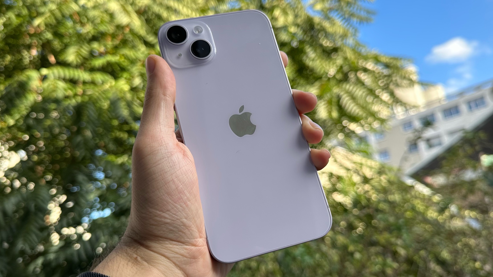 Nhiều người dùng iPhone 14 ghi nhận sự cố tự khởi động máy nhiều lần trong ngày