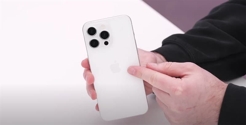 Mặt lưng iPhone 15 Ultra không kém phần cao cấp và sang trọng (Ảnh: Unbox Therapy)