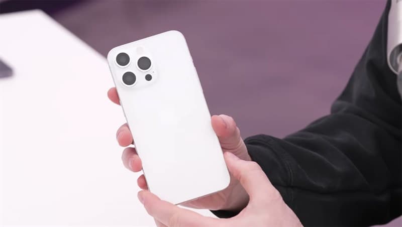Thiết kế tổng quan mặt sau iPhone 15 Ultra (Ảnh: Unbox Therapy)