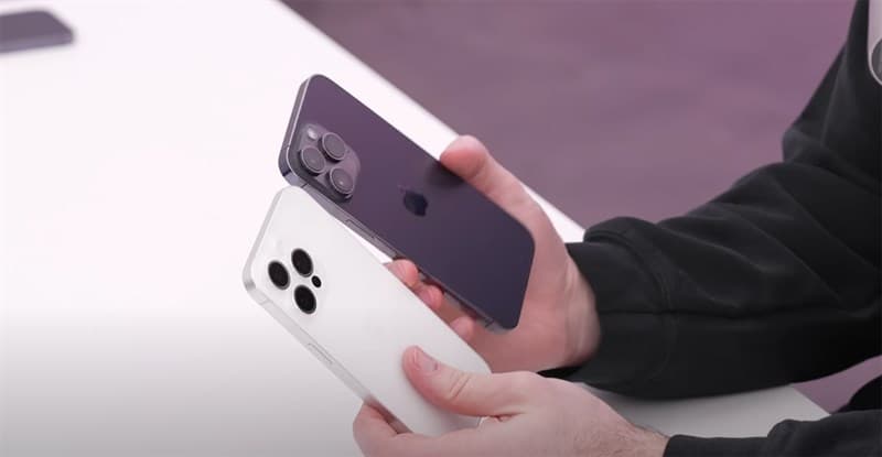 So sánh iPhone 15 Ultra (trái) và iPhone 14 Pro Max (phải) (Ảnh: Unbox Therapy)
