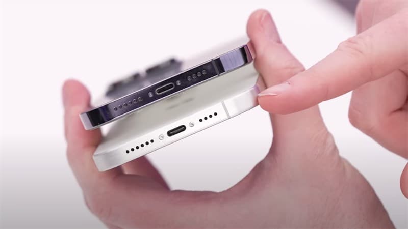 Việc trang bị cổng USB-C trên iPhone 15 Ultra giúp người dùng thuận tiện hơn trong việc sạc pin (Ảnh: Unbox Therapy)