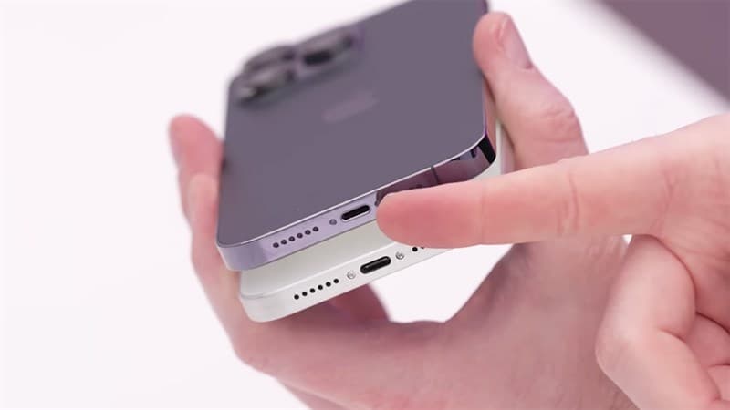 iPhone 15 Ultra chuyển sang sử dụng cổng USB-C như nhiều người dùng mong đợi (Ảnh: Unbox Therapy)