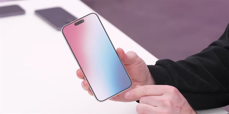 Mặt trước iPhone 15 Ultra sở hữu viền màn hình khá mỏng (Ảnh: Unbox Therapy)