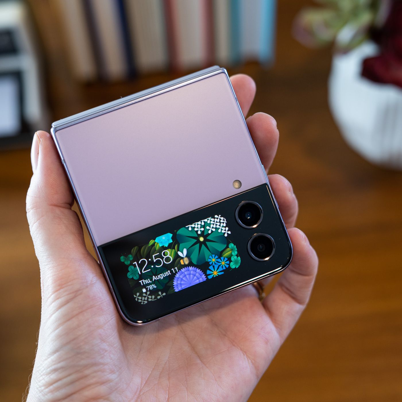 Màn hình ngoài của Galaxy Z Flip 5 đặc biệt cỡ nào - Clickbuy