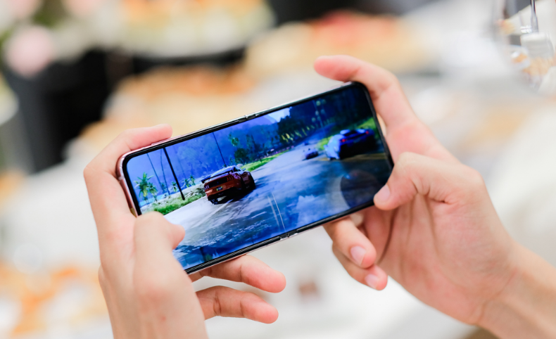 So sánh Galaxy Z Flip5 và Galaxy Z Flip4: Có nên lên đời không?