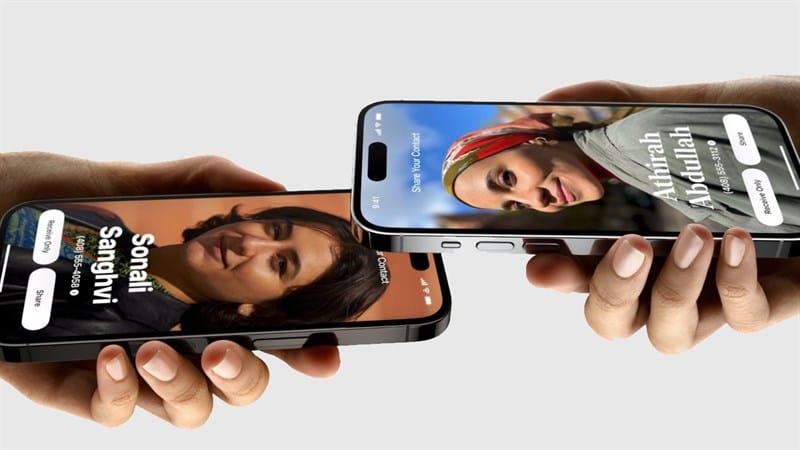 Chế độ NameDrop giúp chia sẻ thông tin nhanh - Ảnh: Apple