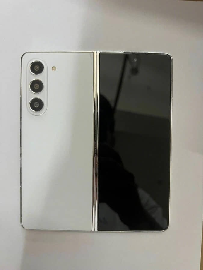 Tiếp tục rò rỉ hình ảnh mô hình Z Flip5, hé lộ thiết kế của sản phẩm này - Clickbuy