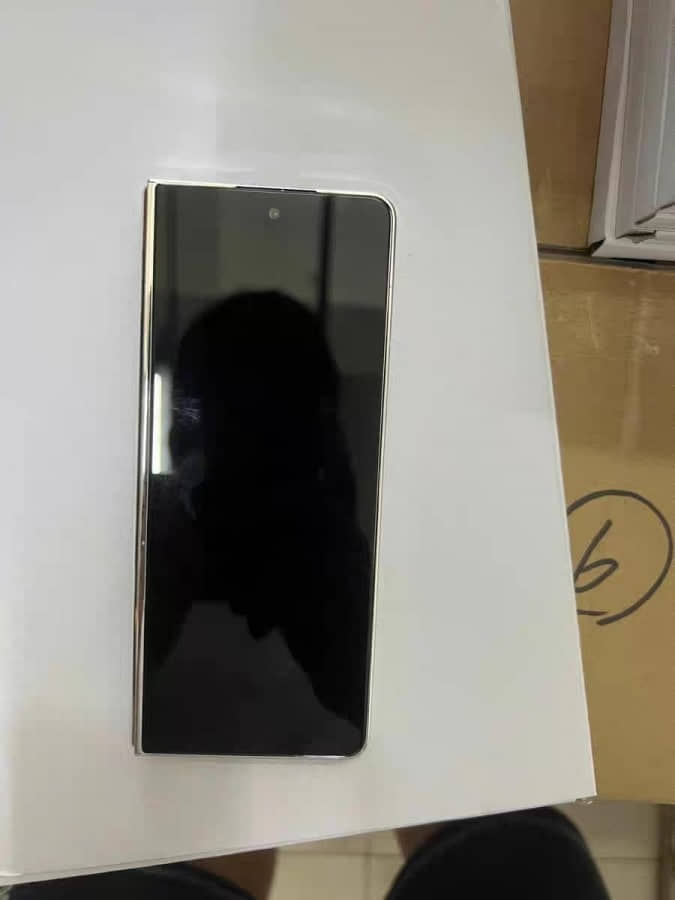 Tiếp tục rò rỉ hình ảnh mô hình Z Flip5, hé lộ thiết kế của sản phẩm này - Clickbuy