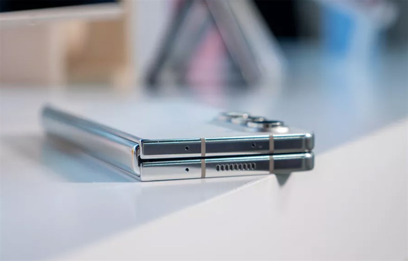 Nếu có khe cắm bút S Pen, Samsung sẽ phải đánh đổi độ dày của máy và dung lượng pin (Ảnh: AndroidCentral)