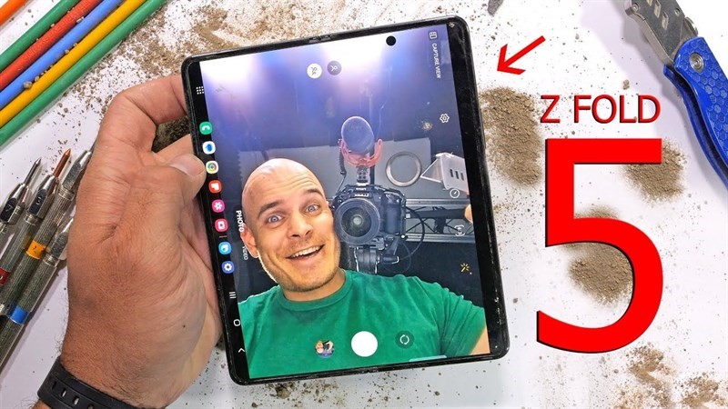 Độ bền của Galaxy Z Fold 5 có ấn tượng không? (Ảnh: YouTube JerryRigEverything)