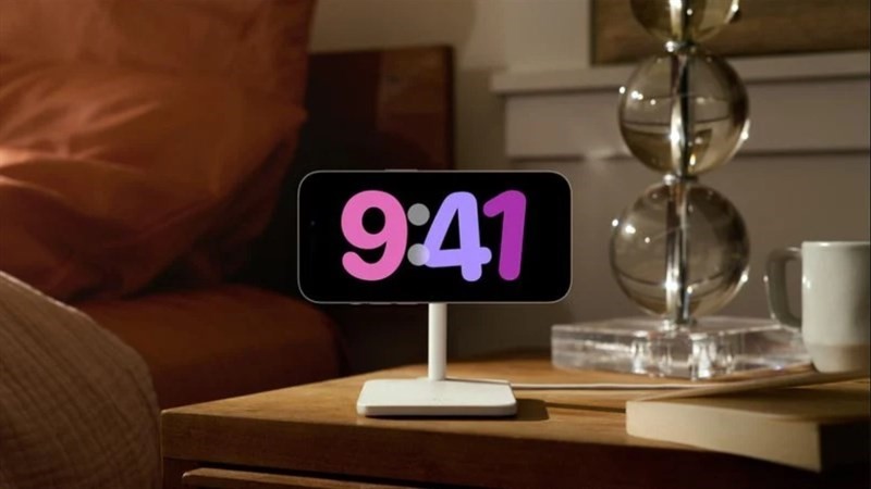 Tính năng StandBy mới trên iOS 17 (Ảnh: MacRumors)