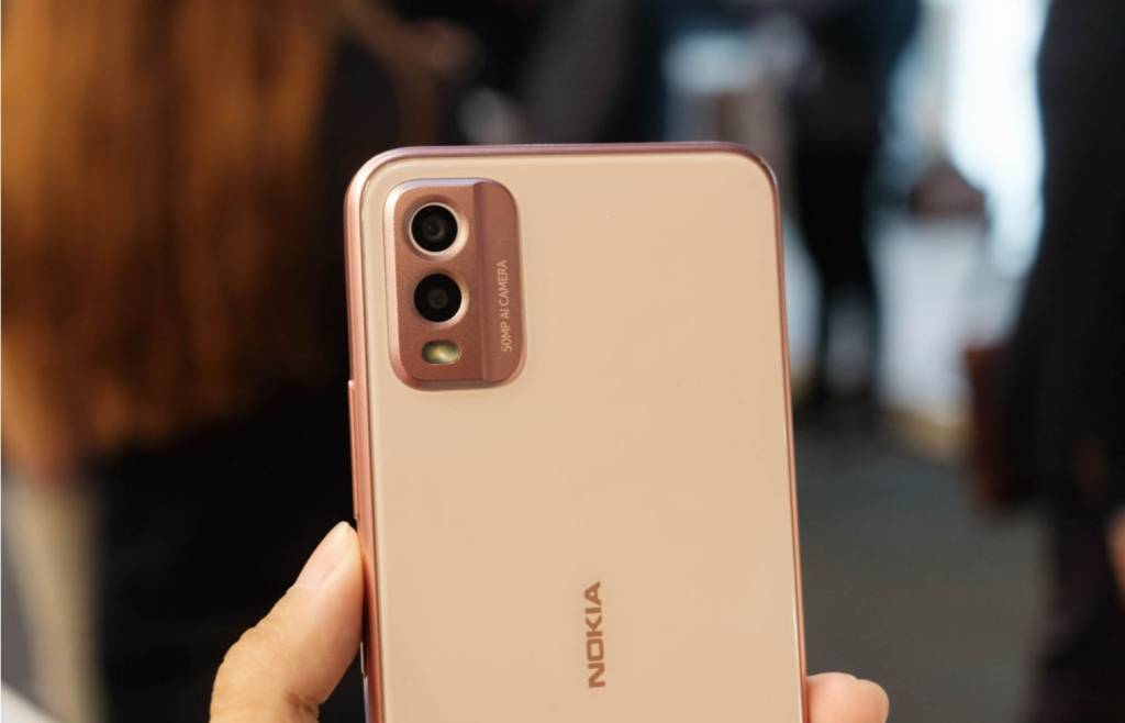 C32 - Smartphone Nokia giá rẻ - Ngôi vương trở lại ?