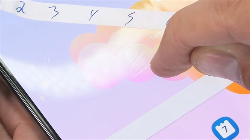 Để có thể gập, phần màn hình trong của Galaxy Z Fold 5 khá dễ trầy nhưng không đáng kể