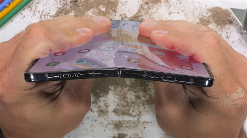 Thử nghiệm bẻ cong cũng không làm khó được Galaxy Z Fold 5