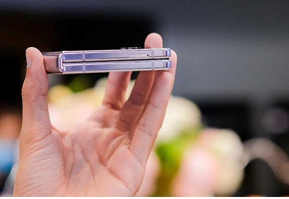 Galaxy ZFlip5 - Chiếc điện thoại gập đáng mua nhất - Clickbuy