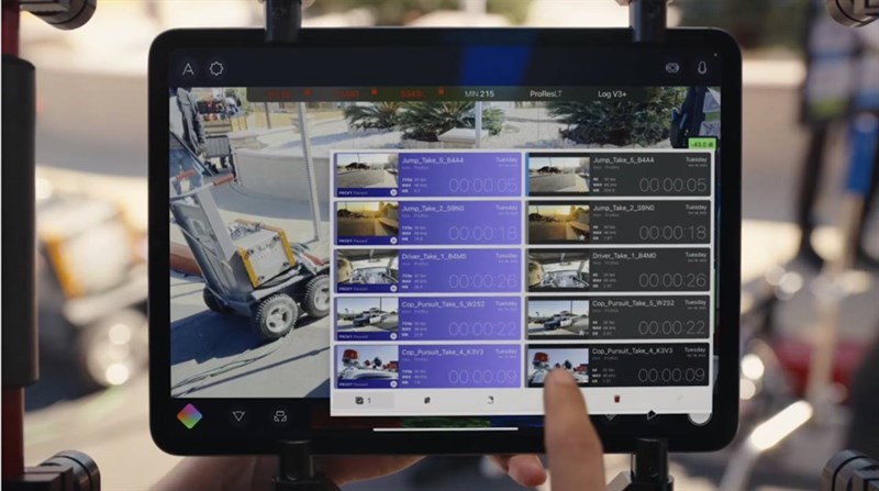 iPad có trọng lượng nhẹ dễ mang theo bên mình khi đi học.