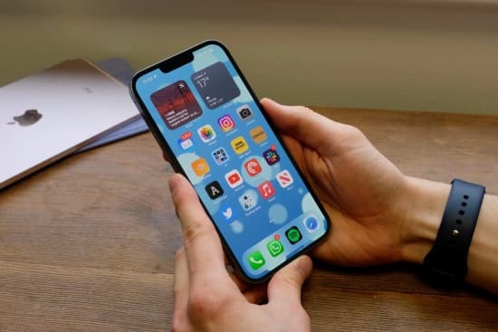 iPhone cũ nên chọn iOS 16.7.2 hay iOS 17.1.1?