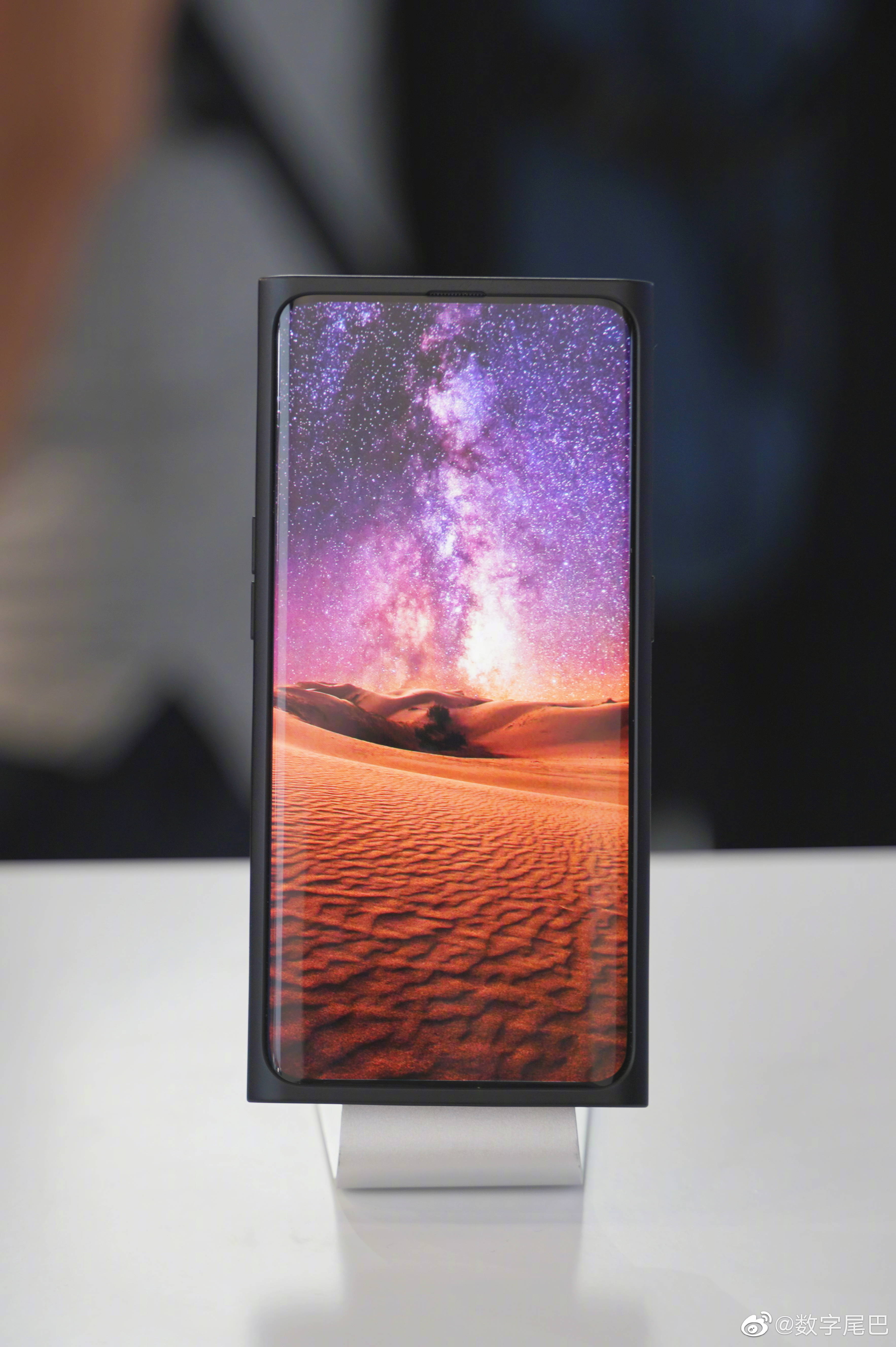 Cận cảnh nguyên mẫu Oppo có camera trước "vô hình" - ẩn dưới màn hình - Clickbuy