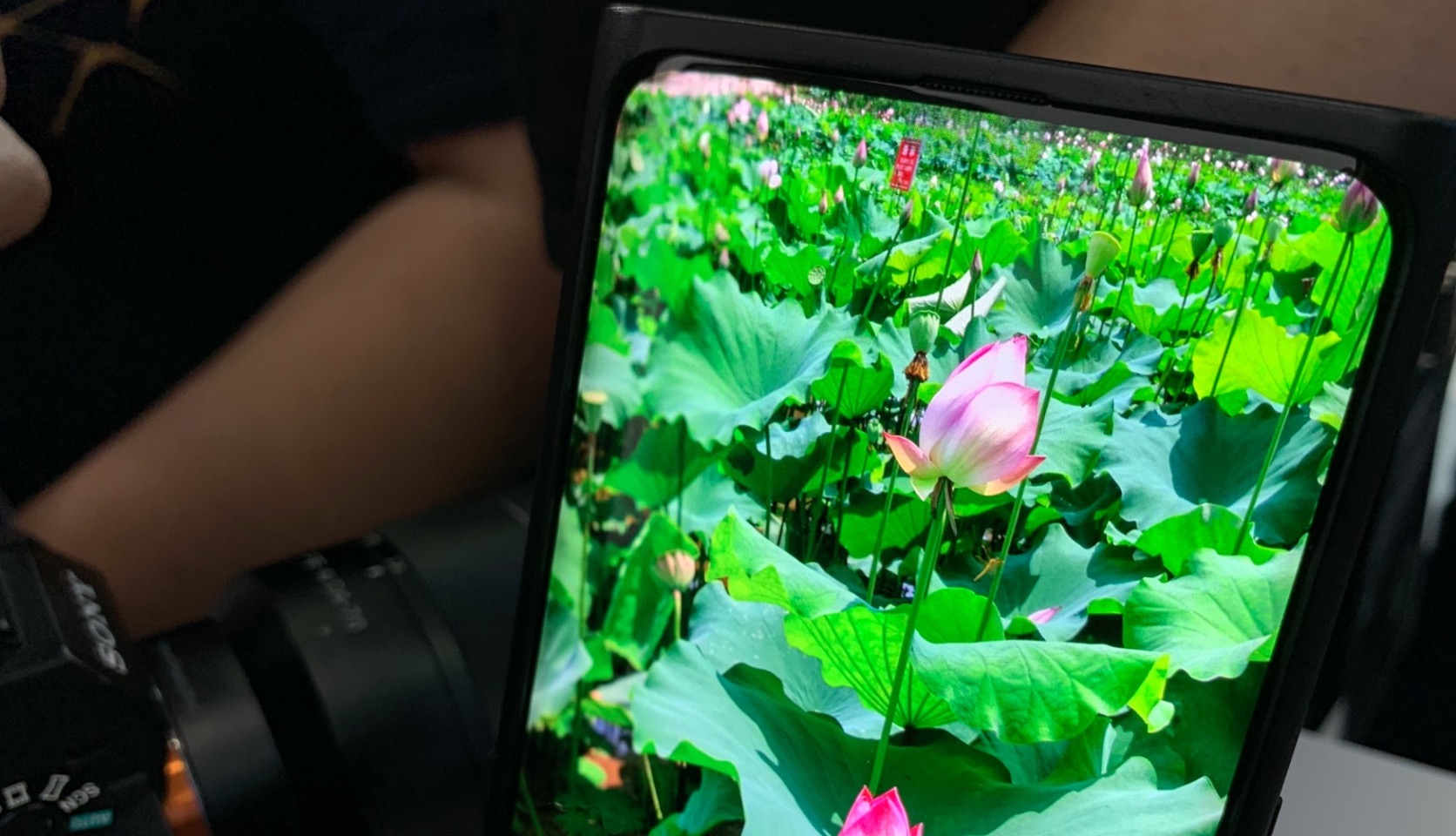 Cận cảnh nguyên mẫu Oppo có camera trước "vô hình" - ẩn dưới màn hình - Clickbuy