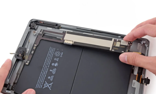 Quy trình thay chân sạc iPad Mini 2 tại Clickbuy