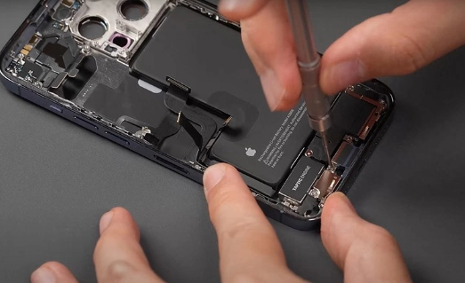 Quy trình thay chân sạc iPhone 15 Pro Max