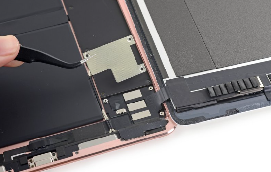 Quy trình thay chân sạc iPad Pro 9.7 tại Clickbuy