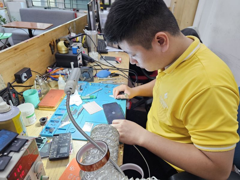 Có cần mang điện thoại đi sửa không?