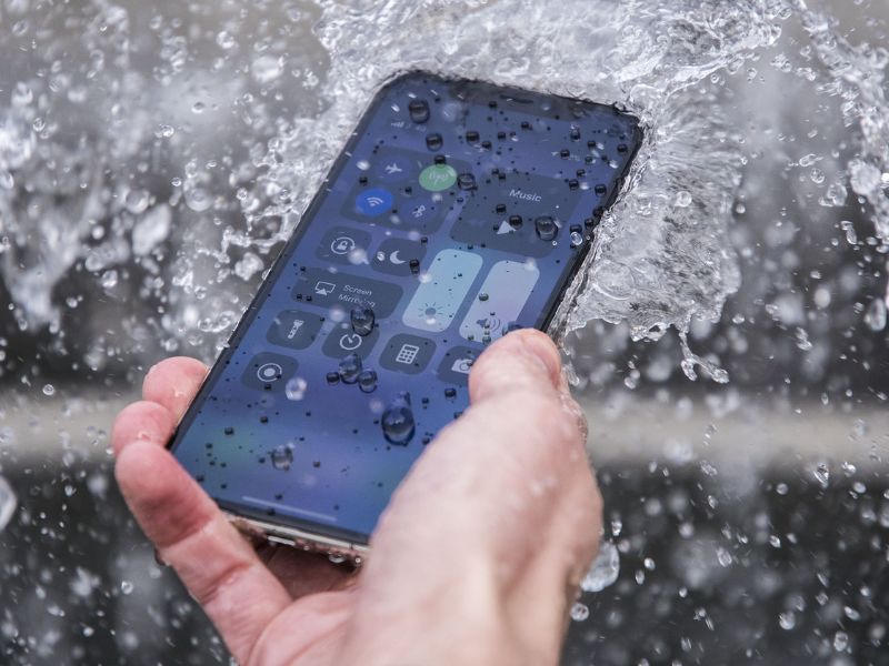 Điện thoai Samsung dính nước có nguy hiểm không